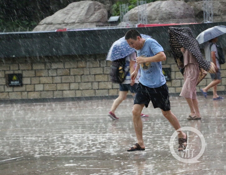 躲雨的人照片图片