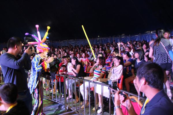 小丑和观众互动