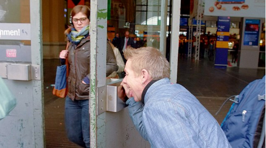 世界"舌王"舔遍欧洲 网友:冬天的铁栏杆欢迎你