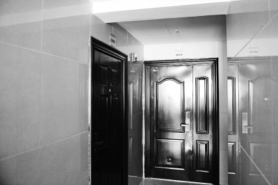 私建一道入户门,从此楼道无光也无风.