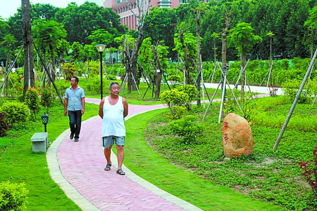 市民在崇文公园里散步