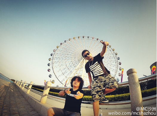 《真惊了》,《逛栈桥》,《青岛小嫚》,他的青岛话rap风格在青岛老少