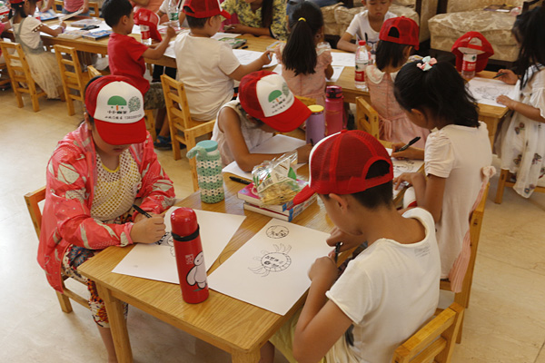 认真画画的小朋友