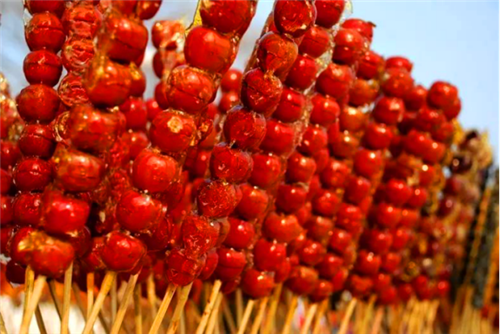 糖人,糖画,草编,灯笼彩绘,画脸谱等民俗手作 更有花式棉花糖,糖葫芦等