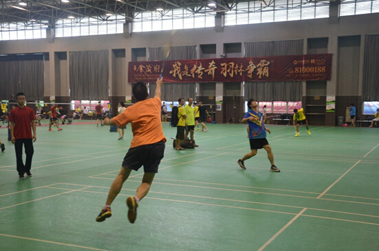 纷纷拿出看家本领,一决高低,呼声此起彼伏,兴奋的"好球"声不断