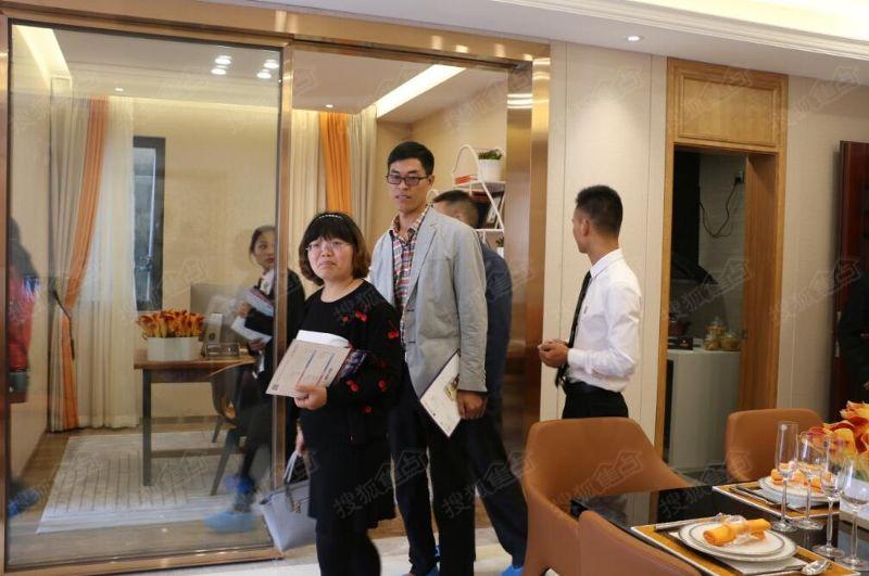 购房者参观样板房