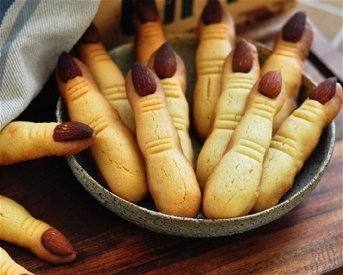 着惊悚的万圣节音乐张牙舞爪,穿梭在会场之中为你提供来自恶魔的服务