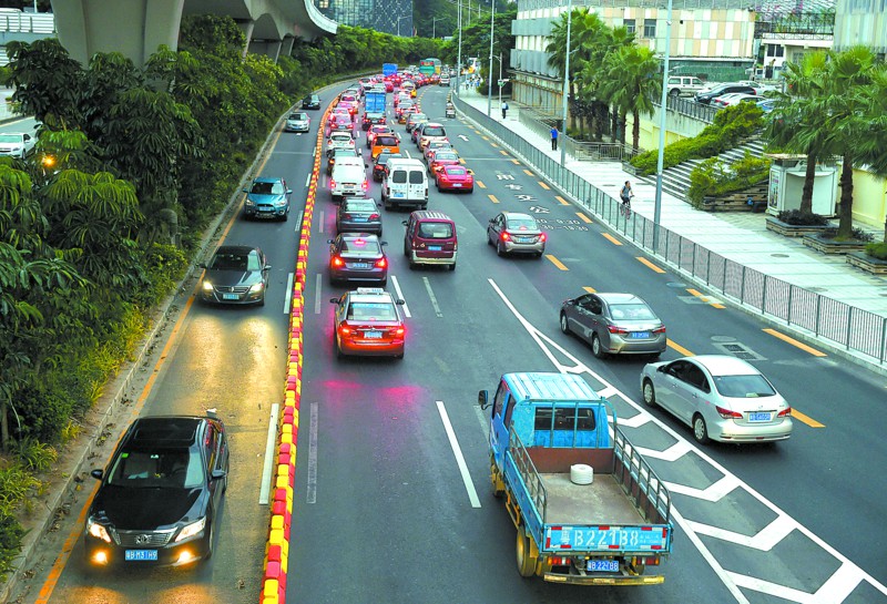 圖為車輛在深圳的潮汐車道上駛過