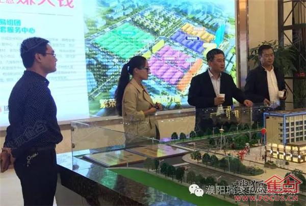 濮阳县副县长胡聚兵(中间) 等众领导莅临瑞璞五金建材城参观指导