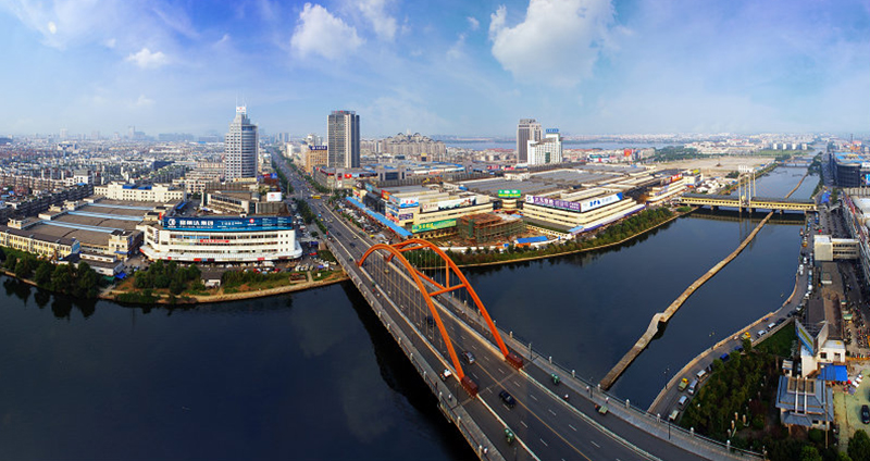 柯桥轻纺大桥,其北面即早的中国轻纺城市场,万商云集,人流,车流络绎