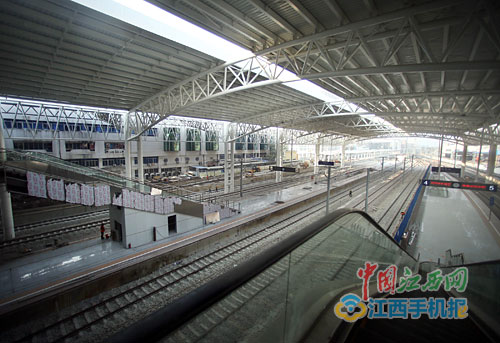 南昌火车站西站房以往的老站台和顶棚已被现代化钢结构替代.