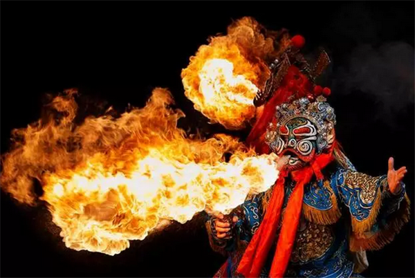 成都的文化名片当然不止这些, 川剧变脸,川剧吐火,民乐演奏,四川费栽