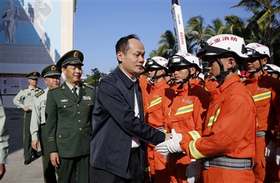 一天,市委书记严朝君,市委副书记,市长吴岩峻一行先后来到市人民医院