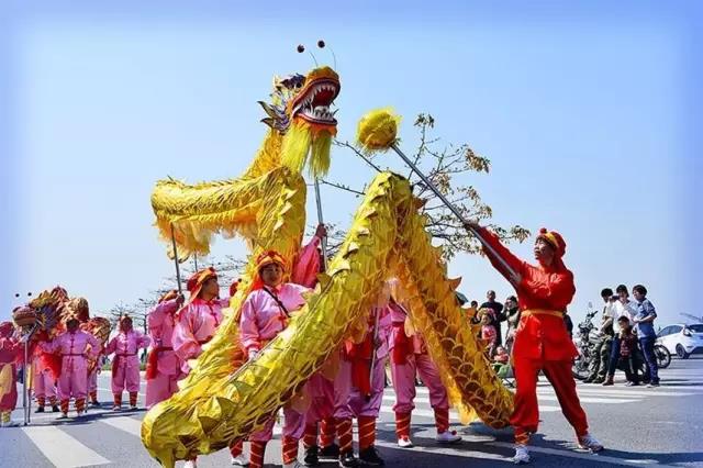 金港水岸舞龙灯:把美好祝福送给业主