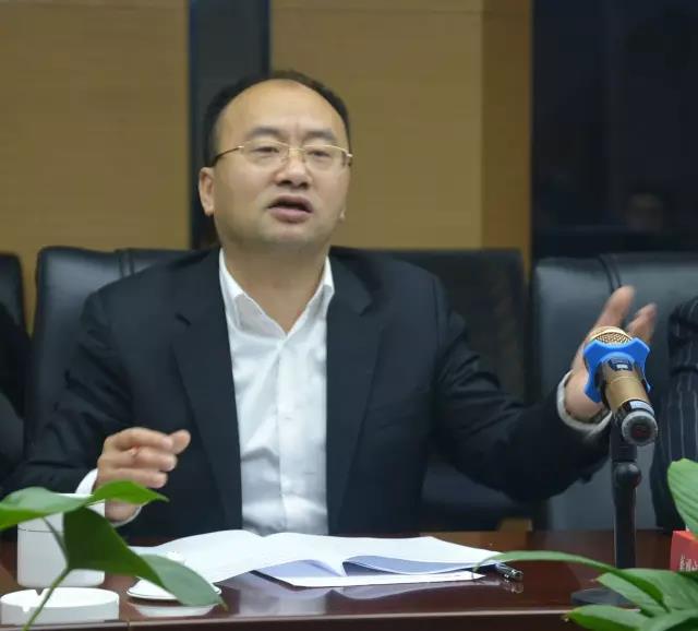 周楚政总经理介绍华耀城总体情况