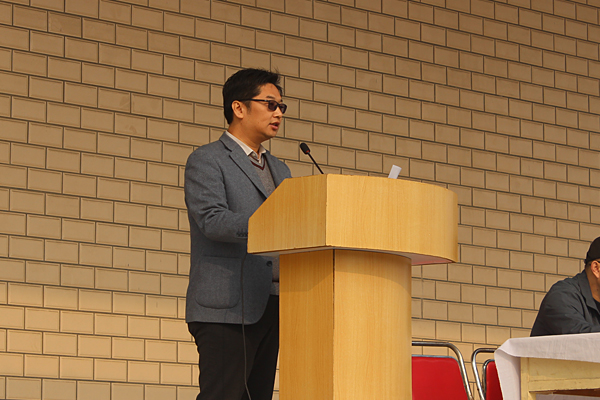 创建幸福鹿泉,青春勇于担当   上午9时整,活动在鹿泉一中操场准时