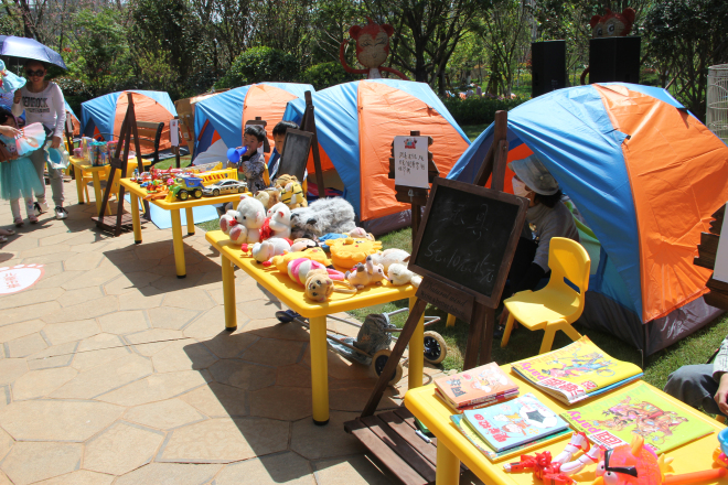 俊发城儿童创意市集开场 萌主们过足"掌柜瘾"