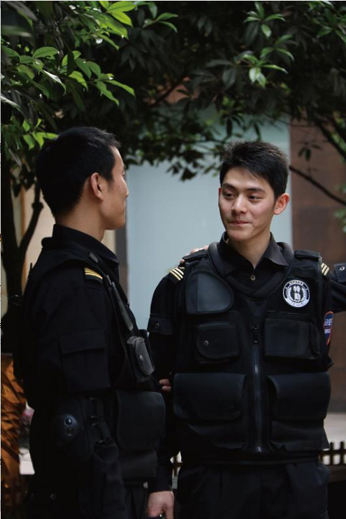 保安小哥撞脸霍建华