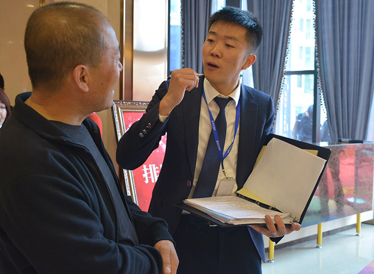 置业顾问为客户讲解项目