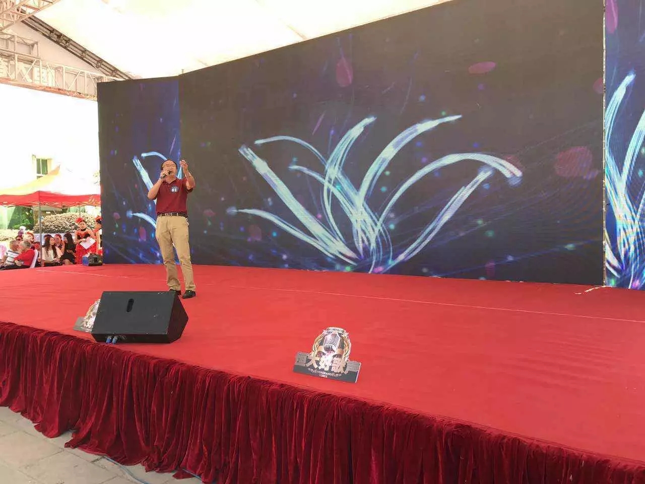 高亢嘹亮的歌声,激情豪放,一开口已经震撼全场