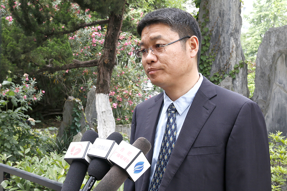 合肥六中校长封安保接受媒体采访