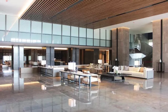 (涵碧楼行馆大堂实景图)