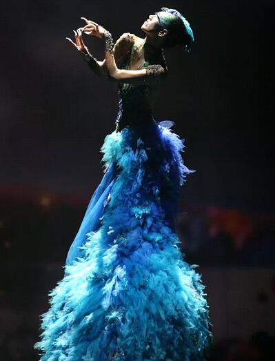 杨丽萍身穿"孔雀蓝"亮相孔雀镇项目启动会