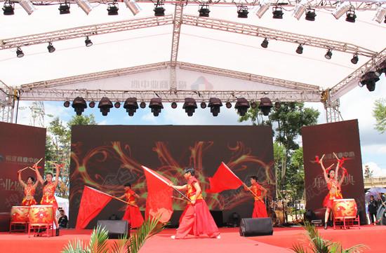 场气势磅礴的旗鼓舞拉开活动序幕,预祝各大知名商家一鼓作气,旗开得胜