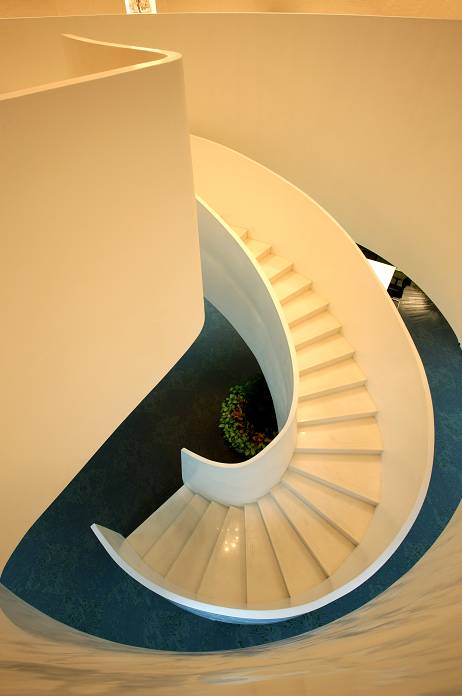 通过一个造价不菲的鹦鹉螺旋转楼梯, 将上下两个空间相连, 营造出