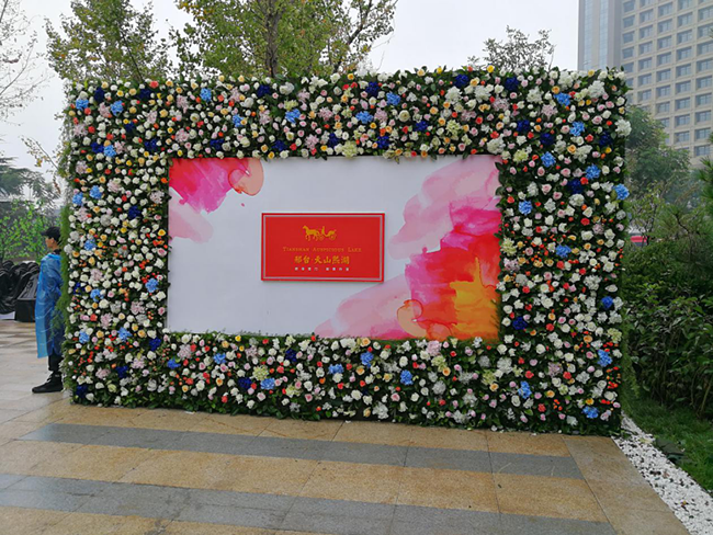活动入口处,玫瑰花墙树立,散发出阵阵清香