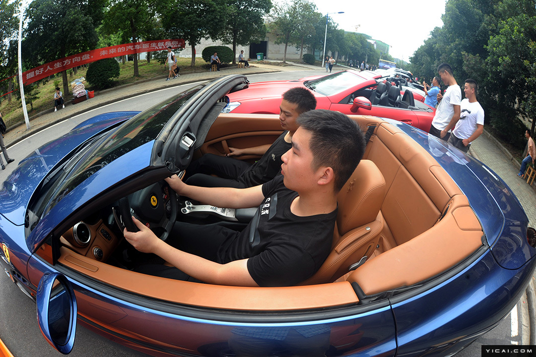 武汉一高校出动千万豪车迎新 老师:让学生拆着玩