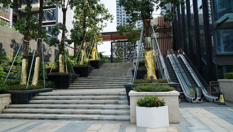 小区入口的每一级台阶,寓意着"步步高升"的美好心愿.