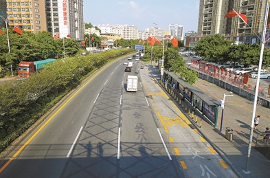 龙华交通运输局将直线式公交停靠站改造为港湾式停靠站,有利于辖区