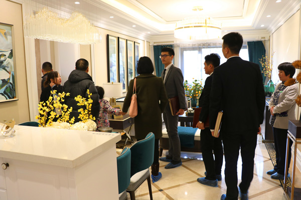 客户参观样板间