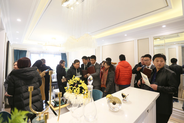 客户参观样板间