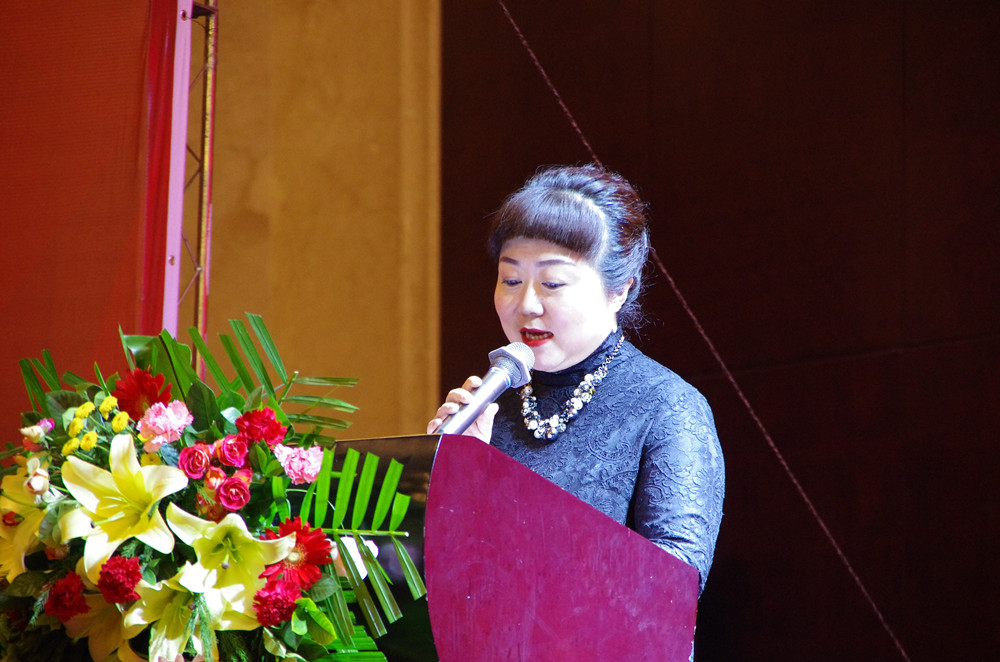 甘肃温商控股有限公司副总经理张晓蓉上台致辞