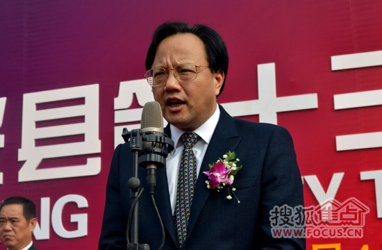 市委常委,县委书记何加顺宣布绍兴县第十三届房地产展示交易会开幕