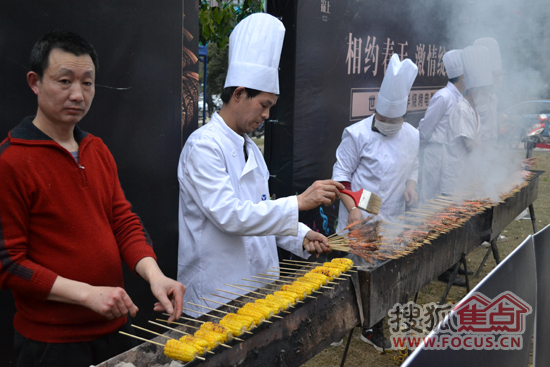 厨师师傅正在烧烤各种美食