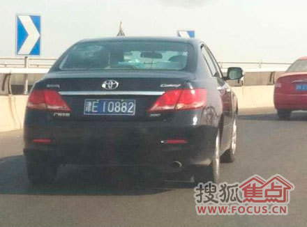 图:津e难道不是天津的出租车牌照的开头么?怎么出现在
